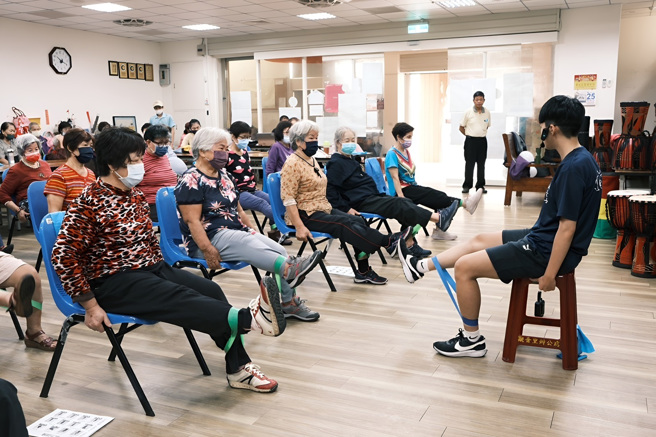 「银享力」团队办理多场「银享健身俱乐部」课程。(照片/教育部提供)