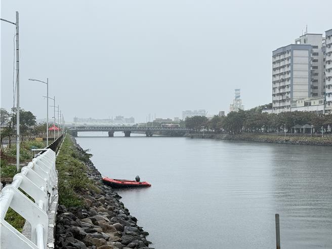 专案人员持续于运河处打捞，但因天候因素，能见度低。（纪爰摄）