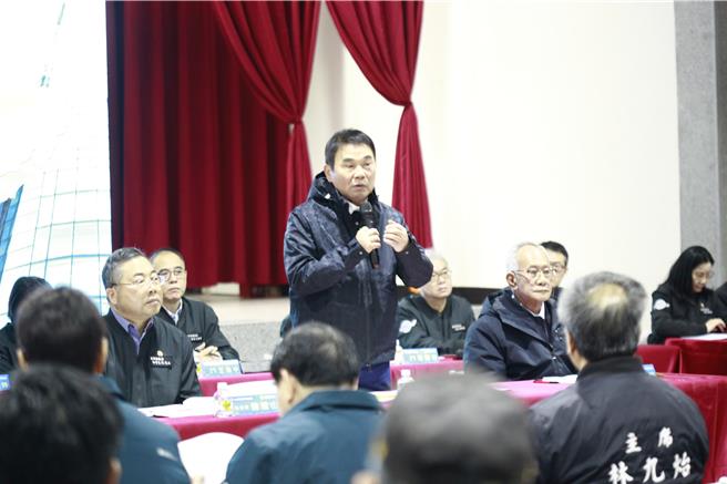 13日苗栗县两位国民党籍立委陈超明与邱镇军遭绿营及罢免团体提出第一阶段罢免连署。县长锺东锦(后前排左四)表示，政治应建立在理性与善意的基础上，应尊重民主精神。（吕丽甄摄）