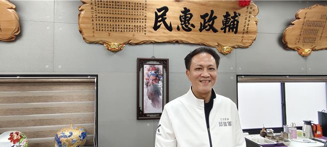 立委邱镇军批评民进党县议员推动罢免行动是中央指导的政治操作，非民间自发。他建议提高连署门槛，以符合民主国家运作，并呼吁避免社会对立。（读者提供／吕丽甄苗栗传真）