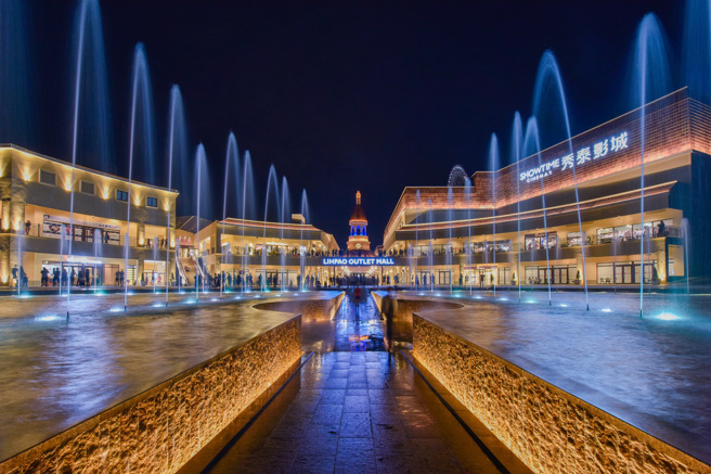 情人节就来丽宝OUTLET MALL搭摩天轮享用大餐，共度专属于你们的浪漫时光。(丽宝集团提供)