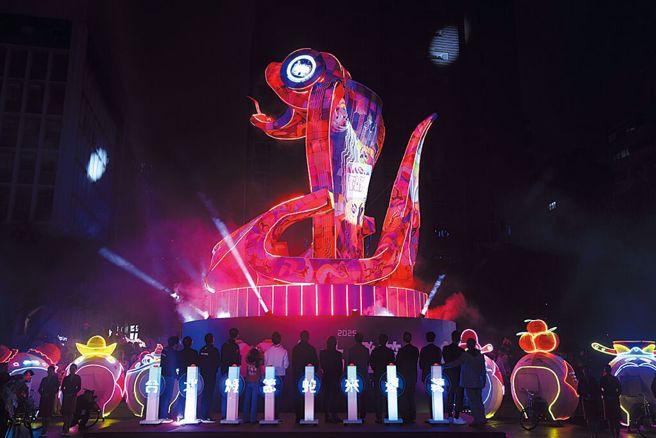 圖為台北燈節主燈「福蛇豆豆」。（資料照片/鄧博仁攝）