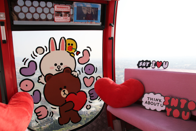 浪漫的LINE FRIENDS告白主题车厢只要凭丽宝乐园渡假区消费满百发票就能享双人票450元优惠。(丽宝集团提供)