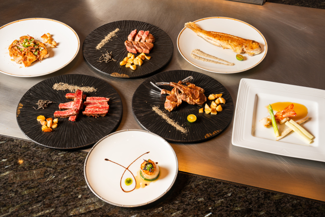 丽宝OUTLET MALLC区2F小红花铁板烧，即日起至2月16日，推出情人双人套餐，优惠价1980元。(丽宝集团提供)