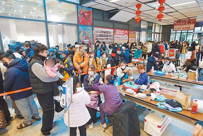 新北市獲配1.5萬餘劑公費流感疫苗，預計20日起於全市29區衛生所同步開打。施打疫苗示意圖。（本報資料照）