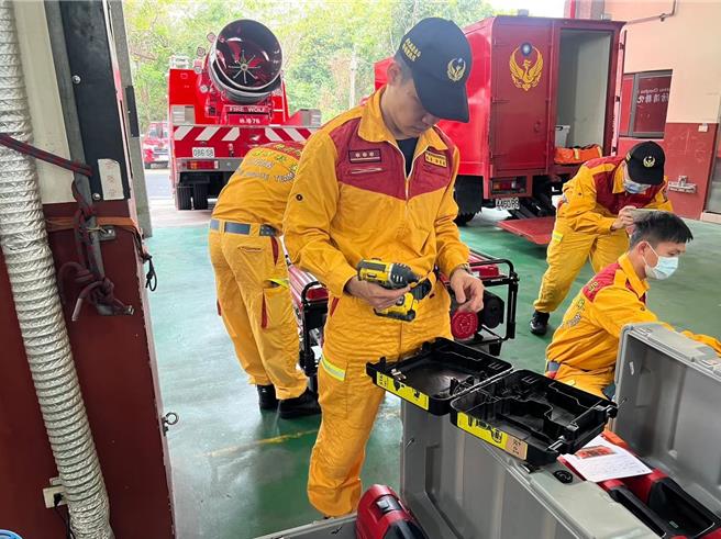 彰化縣消防局完成整備待命，隨時等通知出發支援台中氣爆案。（彰化縣政府提供／葉靜美彰化傳真）