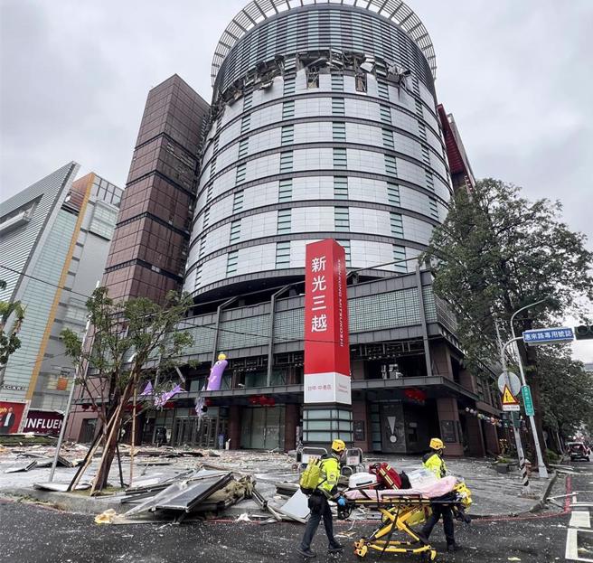 台中新光三越今（13）日11时许发生气爆，造成多人死伤。（林欣仪摄）