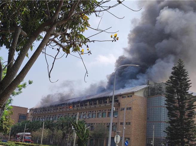 去年4月花莲强震，国立东华大学实验室发生火警意外，大火延烧窜浓烟。（本报资料照片）