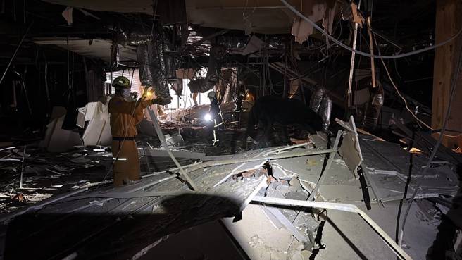 台中新光三越百貨今（13日）上午11時33分發生嚴重氣爆，造成4人死亡、26人受傷。（圖消防署提供／簡銘柱翻攝）