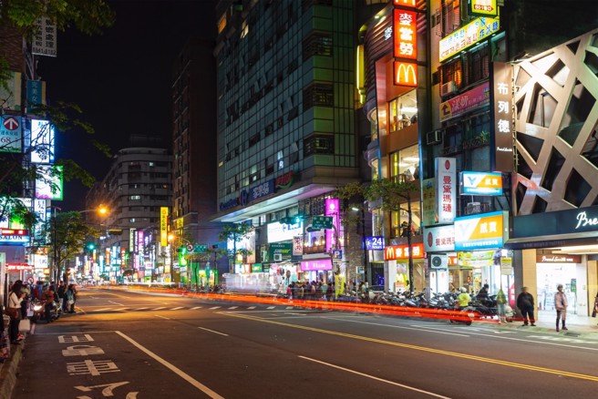 永安商圈生活机能充足，晚上街头也相当热闹。（业者提供）