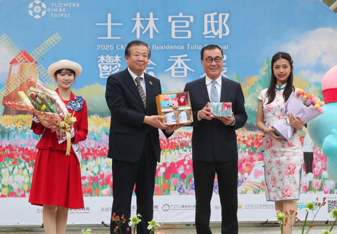士林官邸郁金香展13日盛大开展，台北市副市长李四川（右二）表示，士林官邸郁金香展今年已迈入第8年，今年选用超过13万株、30个品种的郁金香打造出8大展区，欢迎各位市民朋友来到士林官邸，赏花共渡情人节，开幕式上副市长与日本砺波市长夏野修（左二）互赠礼物。（陈君玮摄）