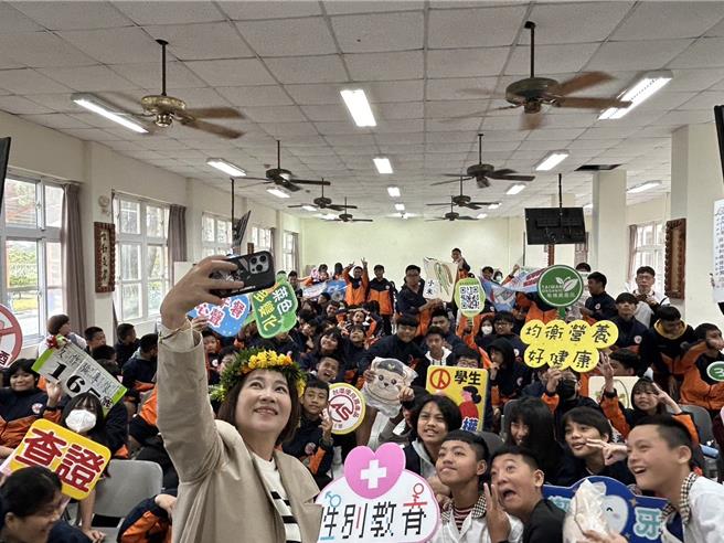 屏东县长周春米13日携警察局长、教育处长、原民处长至原乡玛家国中进行友善校园周宣导，呼吁同学要保护自己、勇于求救。（谢佳潾摄）