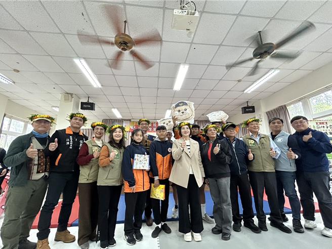 屏东县长周春米13日携警察局长、教育处长、原民处长至原乡玛家国中进行友善校园周宣导，呼吁同学要保护自己、勇于求救。（谢佳潾摄）