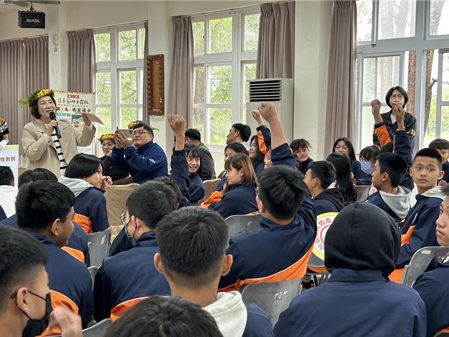 屏东县长周春米13日携警察局长、教育处长、原民处长至原乡玛家国中进行友善校园周宣导，呼吁同学要保护自己、勇于求救。（谢佳潾摄）