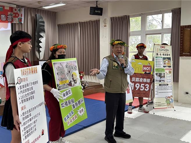 屏东县长周春米13日携警察局长、教育处长、原民处长至原乡玛家国中进行友善校园周宣导，呼吁同学要保护自己、勇于求救。（谢佳潾摄）