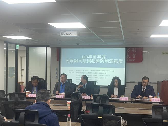 國立中正大學犯罪研究中心及犯罪防治系，13日發表治安議題相關民調結果。（讀者提供）