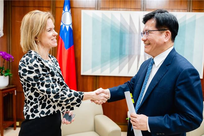 新任英国驻台代表包琼郁（Ruth Bradley-Jones）近期抵任，并于12日会见外交部长林佳龙。（取自林佳龙脸书）