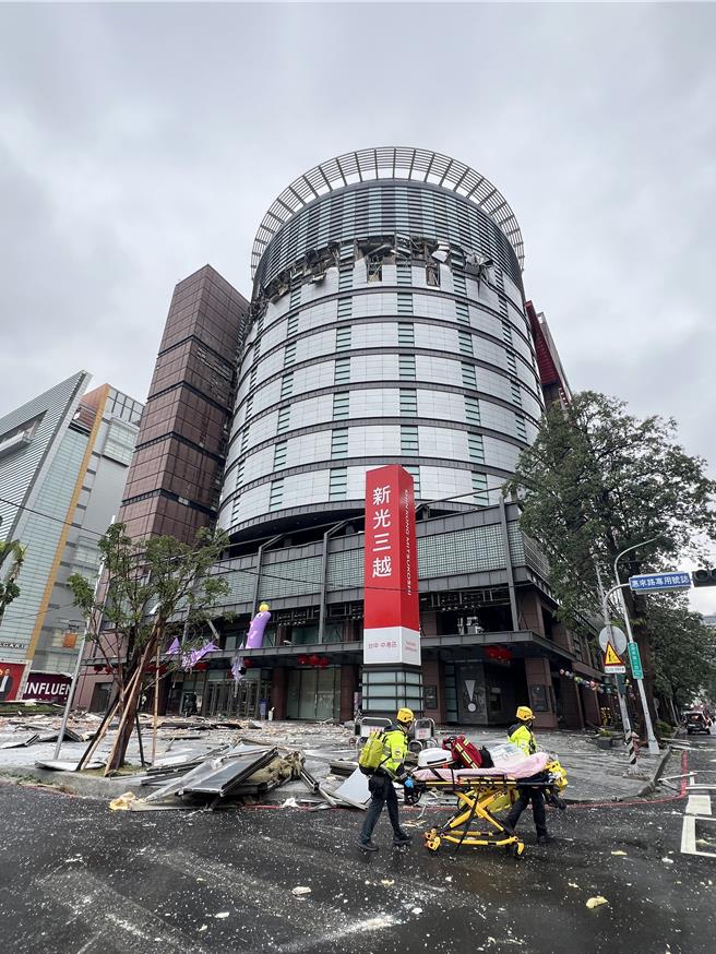 台中新光三越百货传出气爆，现场一片狼藉。（林欣仪摄）