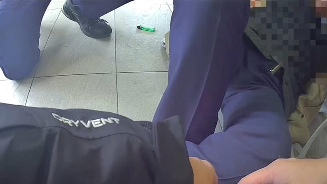 埋伏员警将林嫌制伏逮捕。(翻摄照片／林郁平台北传真）