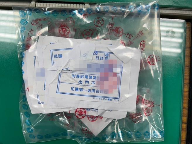 警方查扣到手机、封签等赃证物。(翻摄照片／林郁平台北传真）