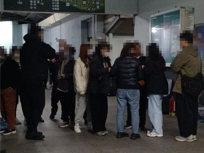 死者林姓女子家属抵达殡仪馆。（陈淑娥摄）