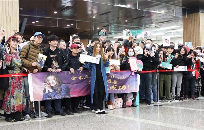 仓木麻衣亲切和全场合影。（陈俊吉摄）