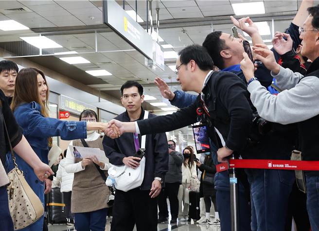 仓木麻衣主动上前握手。（陈俊吉摄）