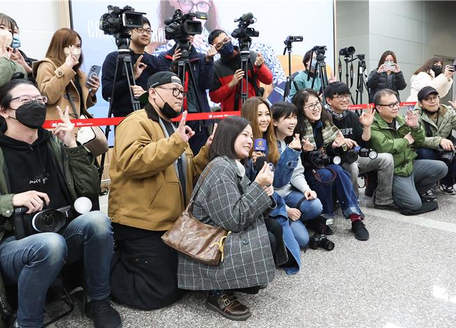 仓木麻衣蹲下来和媒体合影。（陈俊吉摄）