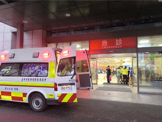 2岁孙女插管抢救，经手术治疗后成功挽回其性命。（李京升摄）