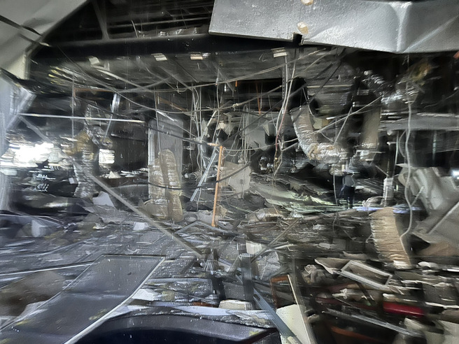 台中新光三越美食街疑改装施工不慎酿气爆，瞬间成为废墟。(图／台中消防局提供)