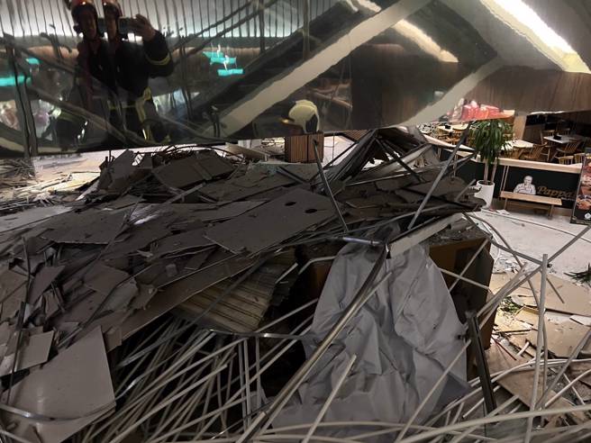 当时一名在11楼装修的工人在气爆当下感到受有如「10级地震」上下剧烈晃动。图为10楼柜位。（图／消防署提供）