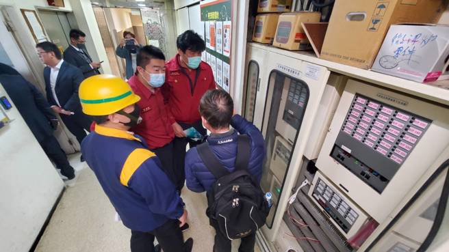 北市消防到百货卖场检查相关设备。（翻摄画面）