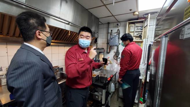 北市消防到百货卖场检查相关设备。（翻摄画面）