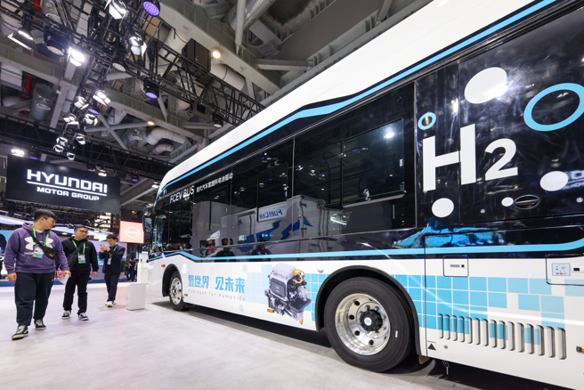 中國在氫能源應用上進步神速，讓日本倍感威脅。圖為第7屆中國國際進口博覽會汽車展區內的氫能源大巴士。（圖／中新社）