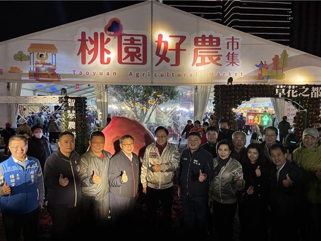 2025台湾灯会在桃园，桃园市农业局特别规画「桃园好农市集」，聚集超过 40 摊的桃园特色农特产品。桃园市长张善政13日晚间前往市集与民眾互动时表示，透过台湾灯会将桃园农特产行销出去。（廖姮玥摄）