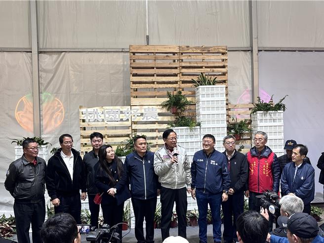 2025台湾灯会在桃园，桃园市农业局特别规画「桃园好农市集」，聚集超过 40 摊的桃园特色农特产品。桃园市长张善政13日晚间前往市集与民眾互动时表示，透过台湾灯会将桃园农特产行销出去。（廖姮玥摄）