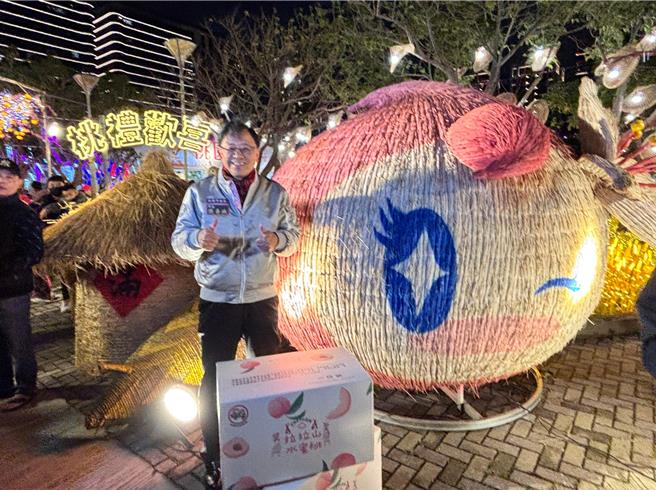 2025台湾灯会在桃园，桃园市农业局特别规画「桃园好农市集」，聚集超过 40 摊的桃园特色农特产品。桃园市长张善政13日晚间前往市集与民眾互动时表示，透过台湾灯会将桃园农特产行销出去。（廖姮玥摄）