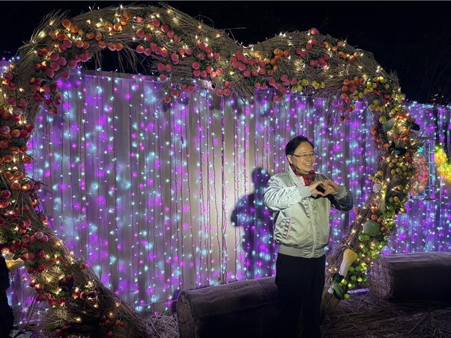 2025台湾灯会在桃园，桃园市农业局特别规画「桃园好农市集」，聚集超过 40 摊的桃园特色农特产品。桃园市长张善政13日晚间前往市集与民眾互动时表示，透过台湾灯会将桃园农特产行销出去。（廖姮玥摄）