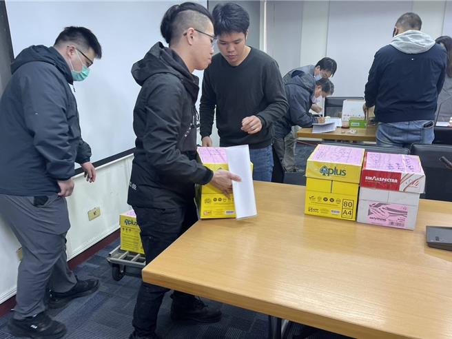 罢免团体「新北大扫除」发起罢免立法委员苏巧慧、吴琪铭活动，传出今天收到通知一阶段资料有问题，发言人王昱人证实伙伴已将第一阶段连署书领回，但强调问题不大、下周就会重新送件。（罢免团体提供）