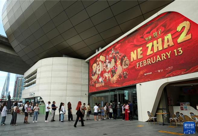 创造歷史！哪咤2票房突破450亿元。图为2月11日澳洲雪梨观眾排队入场参加《哪咤之魔童闹海》雪梨首映会。（新华社）