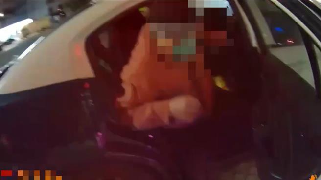 員警駕駛巡邏車火速將老翁送到醫院。（警方提供）