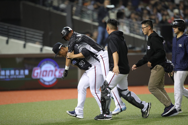 經典賽資格賽中華隊13日在台北大巨蛋，與韓職樂天巨人隊進行第2場台韓國際交流賽。8局上，中華隊陳文杰被觸身球擊中腳部，跌坐在打擊區，最後被背下場。（黃世麒攝）