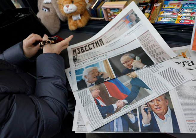 俄罗斯首都莫斯科街头报摊13日摆满多家纸媒，头版均为川普与普丁通话的报导。（路透）