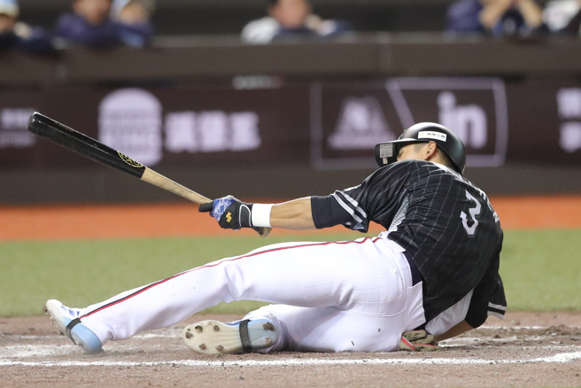 經典賽資格賽中華隊13日在台北大巨蛋，與韓職樂天巨人隊進行第2場台韓國際交流賽。8局上，中華隊陳文杰被觸身球擊中腳部，跌坐在打擊區，最後被背下場。（黃世麒攝）