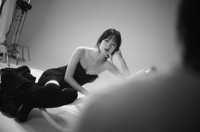 蔡牧霏在拍摄形象宣传照时，名导蔡岳勋和女星于小惠全家人到场，《痞子英雄》团队也来了。（图／于小惠提供）