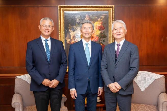 洛克菲勒资本管理公司董事总经理兼首席投资官张致铭（中）与新光金董事长魏宝生（右）、新光人寿副董事长洪士琪（左）今天（13日）在新光金畅谈川普未来新政对市场的影响。图／新光金提供