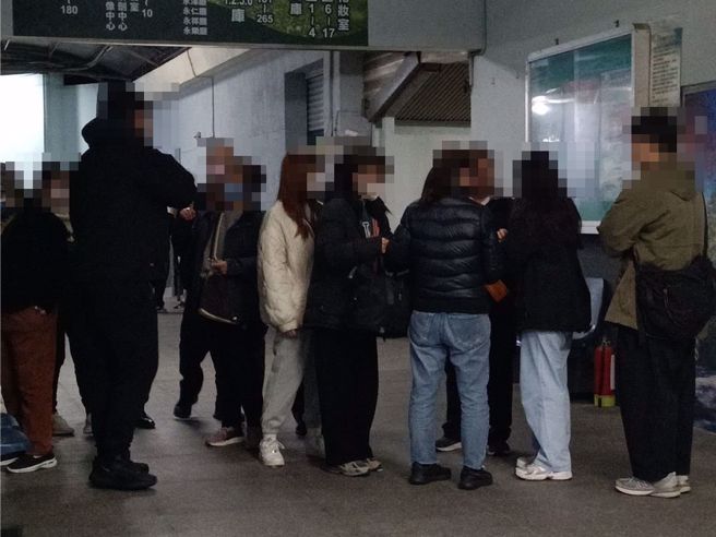 抵達殯儀館的死者林姓女子家屬。（圖／陳淑娥攝）