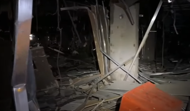 新光三越气爆24岁女楼管活活被炸死，其家属痛批，为何找小女生去监工。图为搜救人员在找寻有无受困者。（图／翻摄画面）