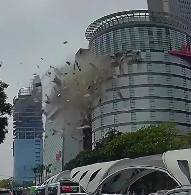 台中市新光三越百貨今日上午發生瓦斯氣爆，釀成4死30傷。（圖／簡銘柱翻攝）