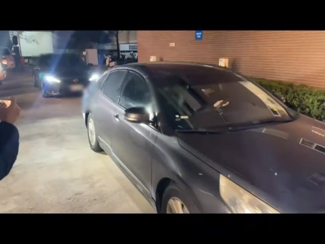 警方已通知20餘名工人至偵查隊接受訊問，其中12人已於今夜9時許結束詢問，隨即移送台中地檢署進一步偵訊。（圖／林欣儀_台中攝）